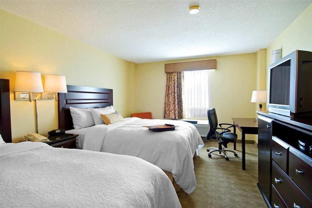 Hampton Inn & Suites By Hilton Calgary-Airport Номер фото