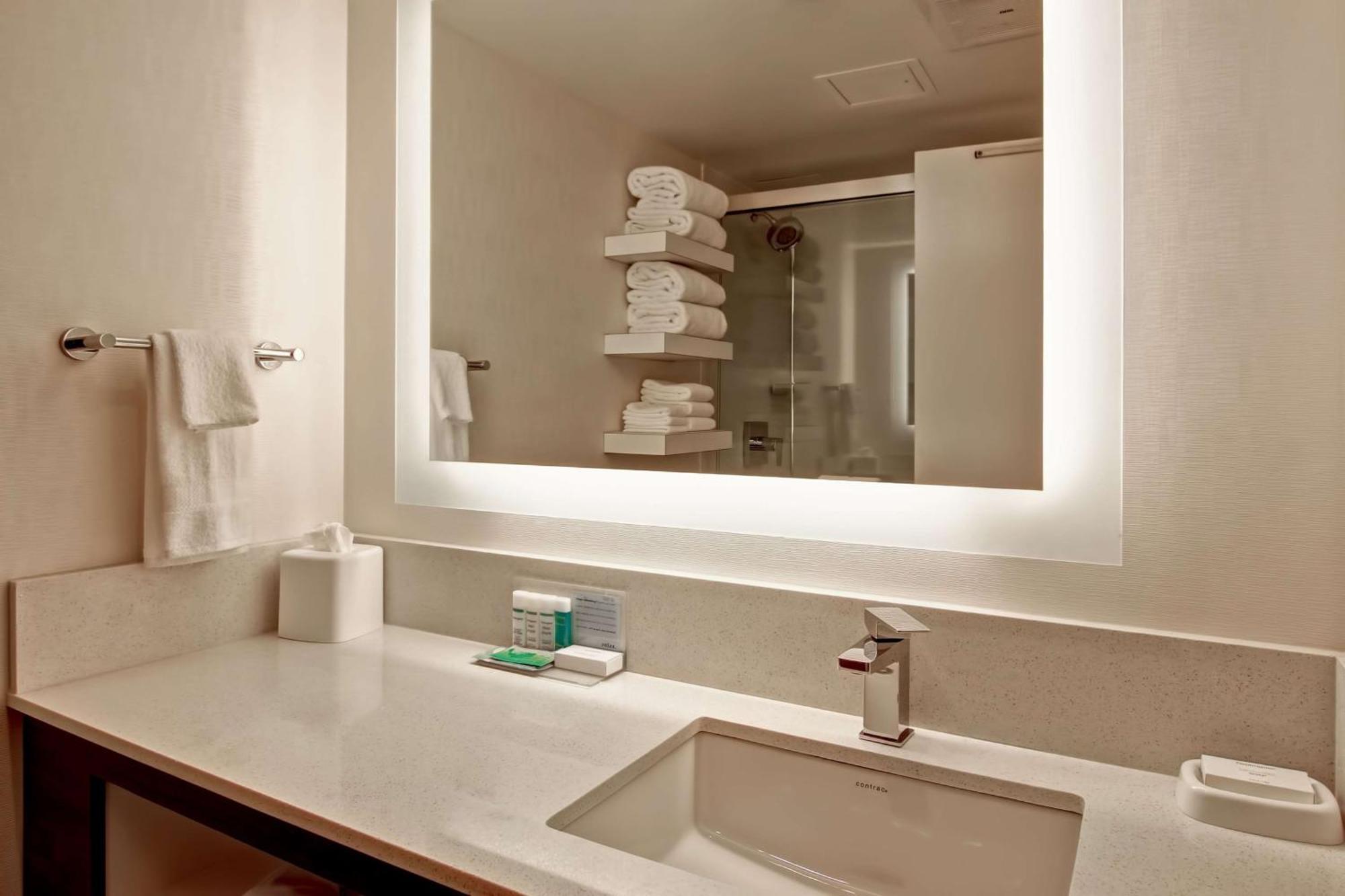Hampton Inn & Suites By Hilton Calgary-Airport Екстер'єр фото