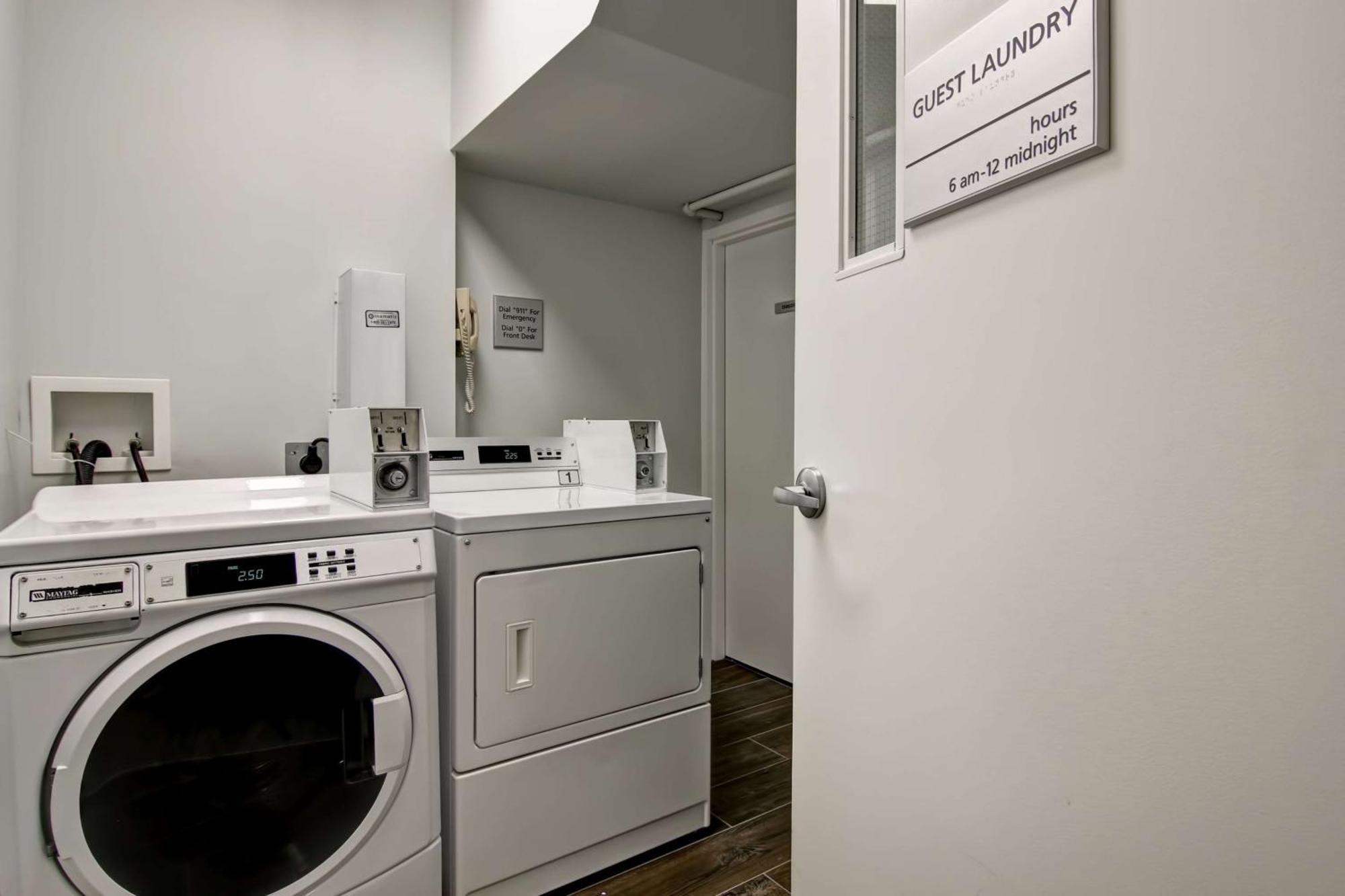Hampton Inn & Suites By Hilton Calgary-Airport Екстер'єр фото