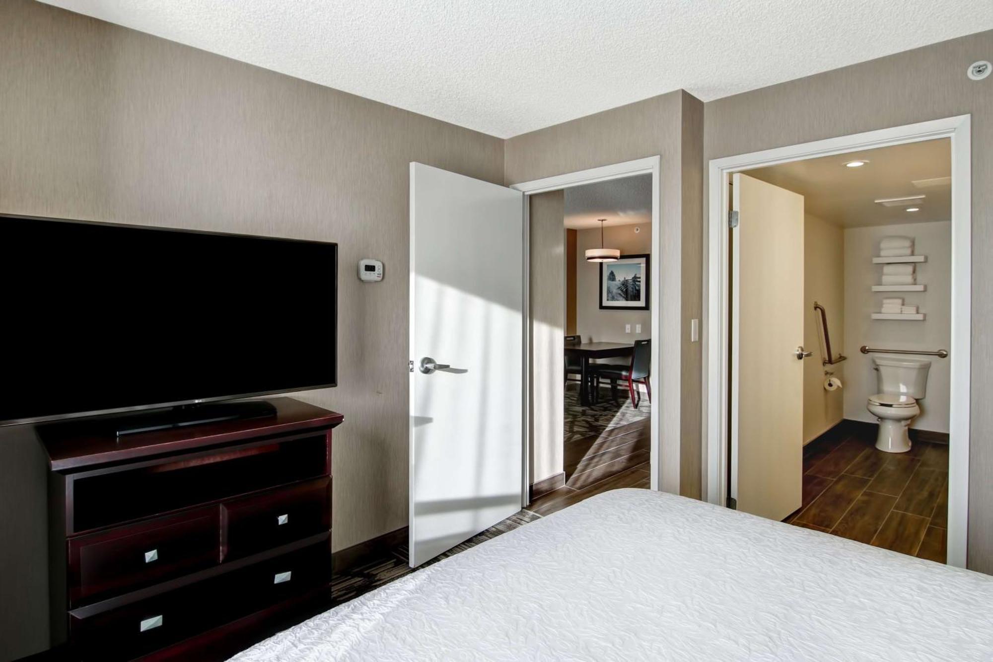 Hampton Inn & Suites By Hilton Calgary-Airport Екстер'єр фото