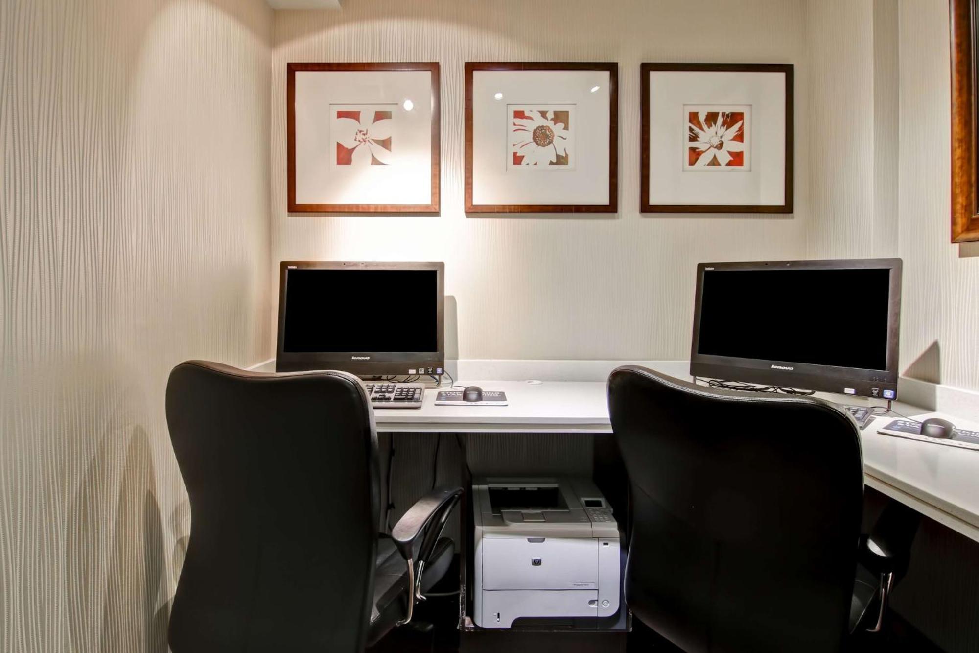 Hampton Inn & Suites By Hilton Calgary-Airport Екстер'єр фото