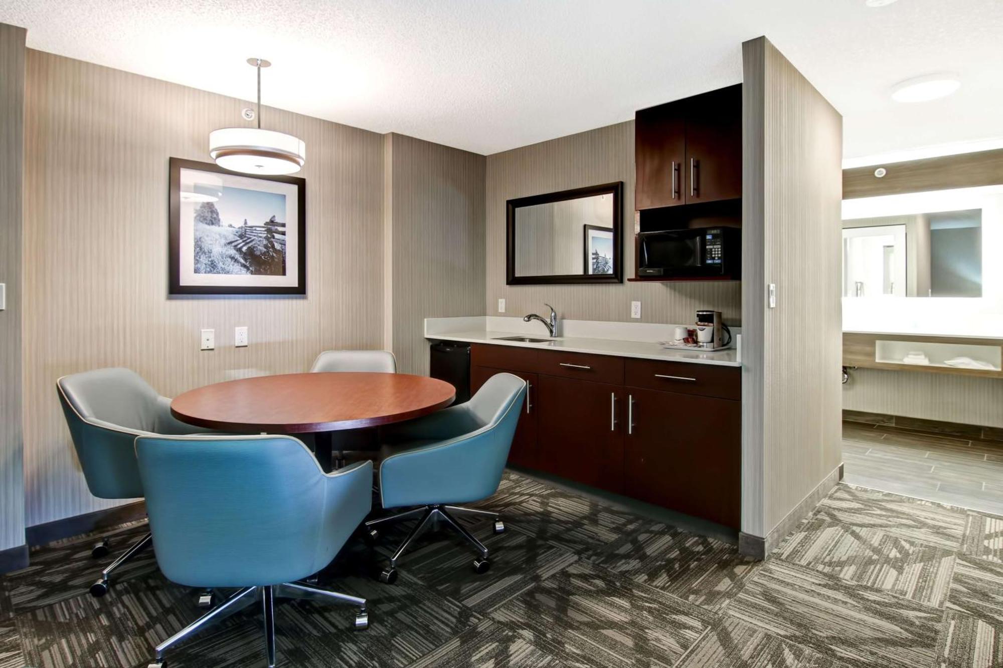 Hampton Inn & Suites By Hilton Calgary-Airport Екстер'єр фото