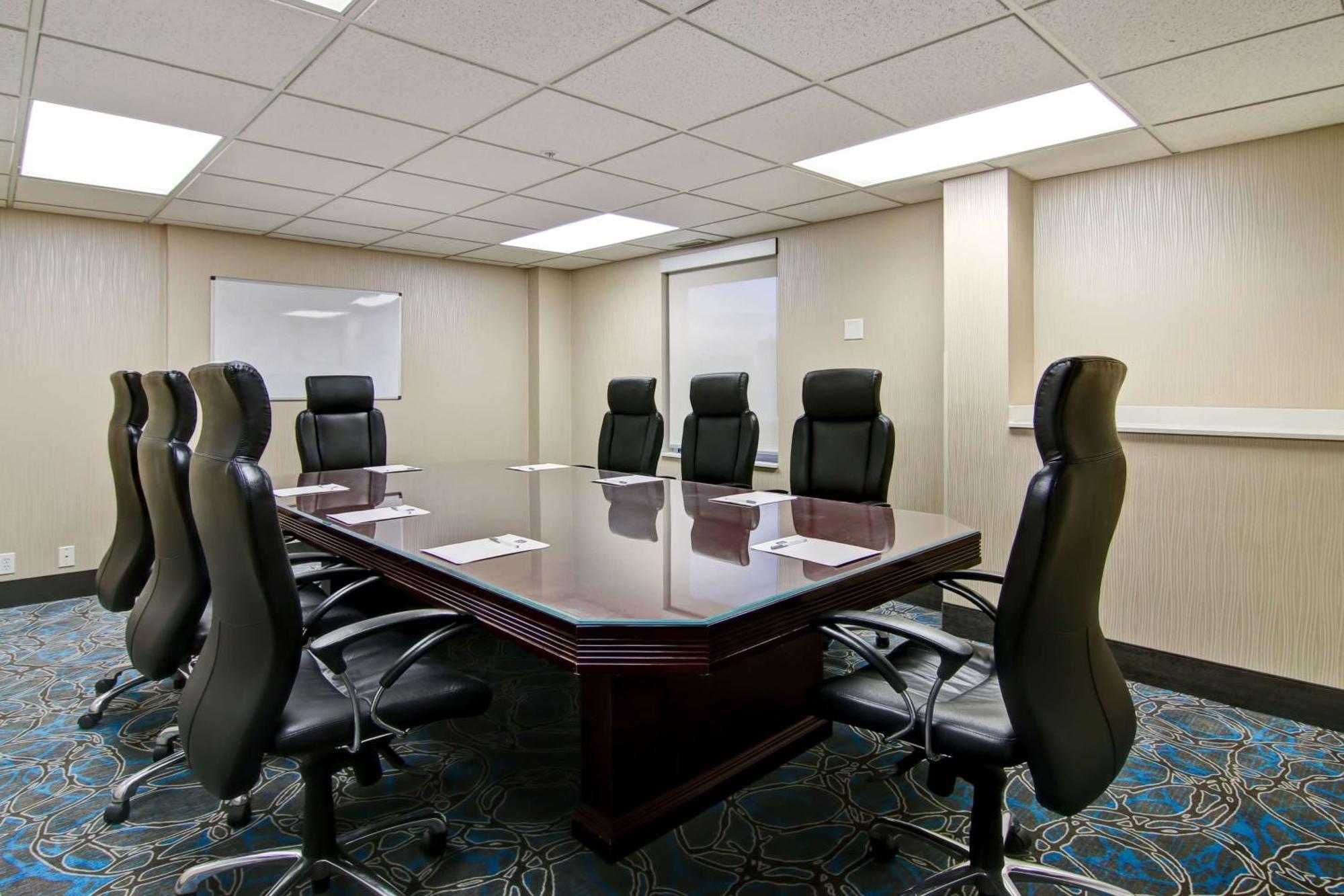 Hampton Inn & Suites By Hilton Calgary-Airport Екстер'єр фото