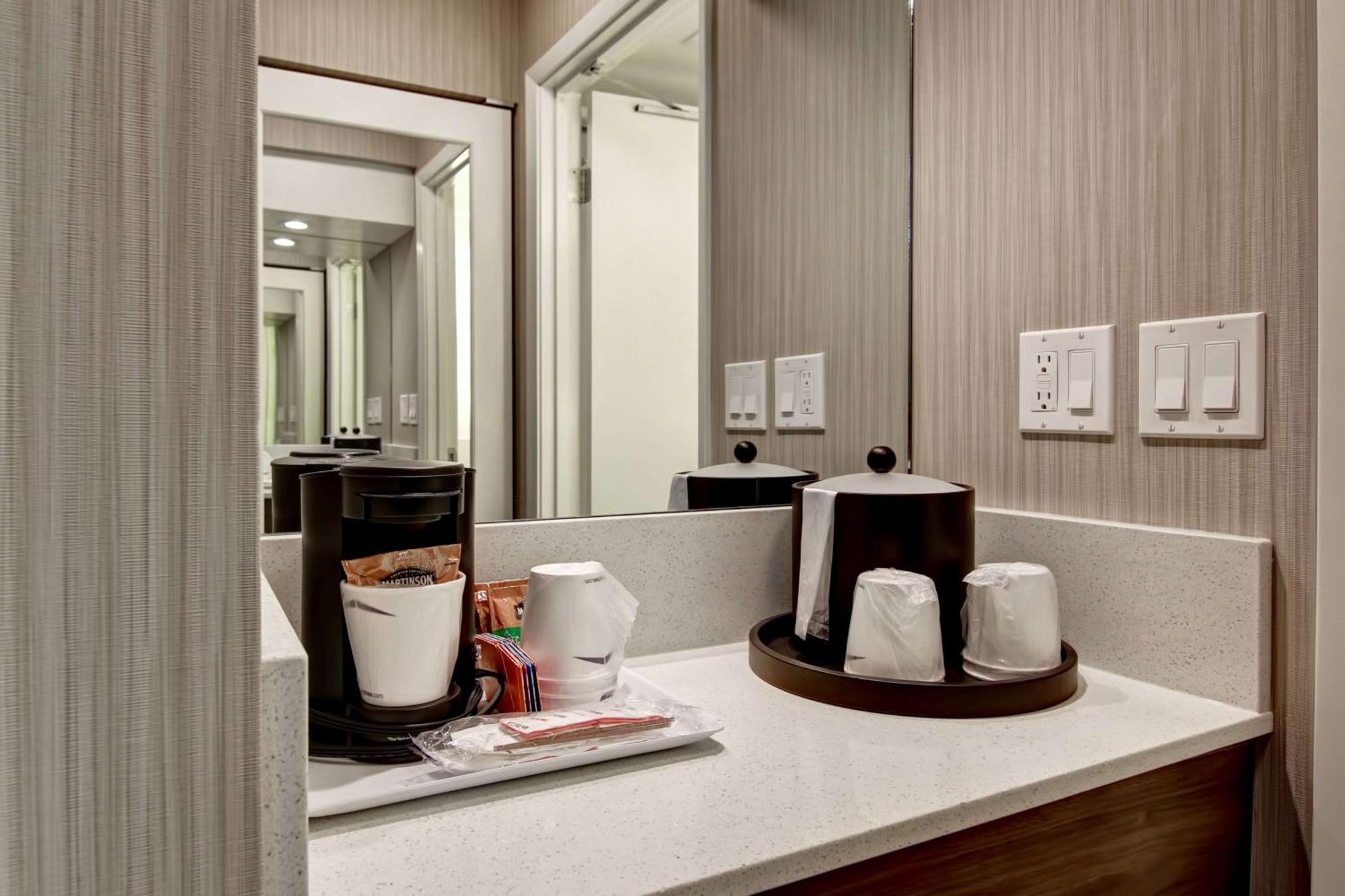 Hampton Inn & Suites By Hilton Calgary-Airport Екстер'єр фото