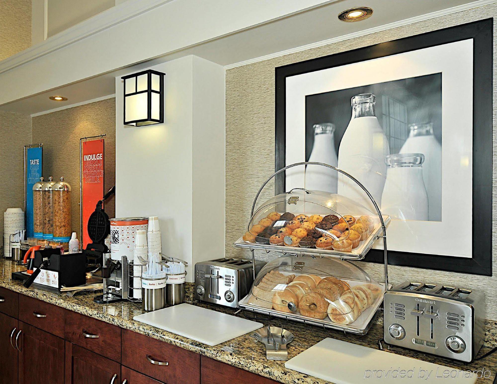 Hampton Inn & Suites By Hilton Calgary-Airport Екстер'єр фото