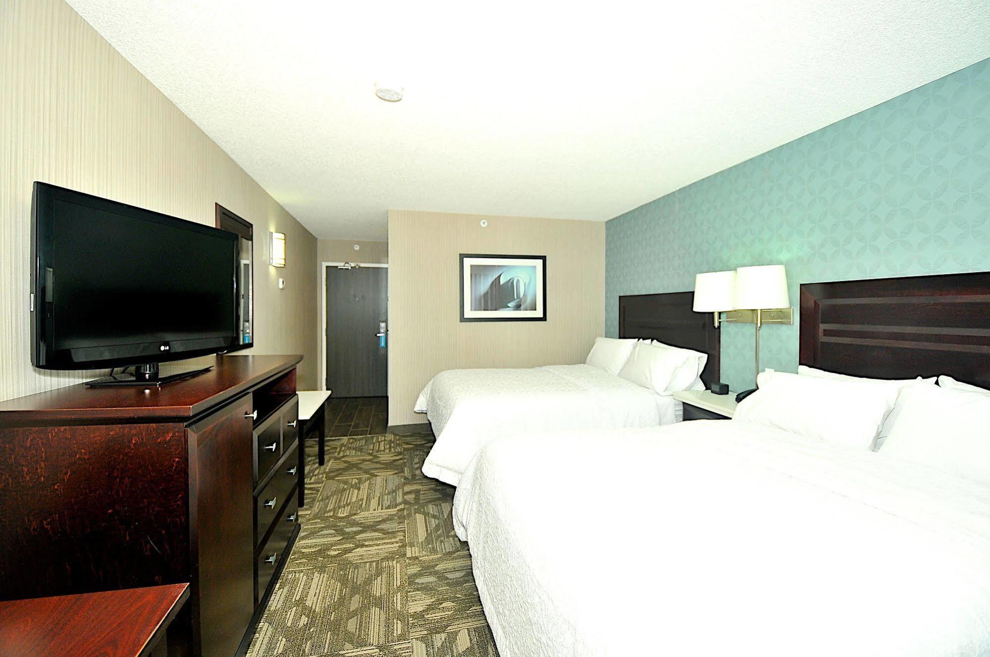 Hampton Inn & Suites By Hilton Calgary-Airport Екстер'єр фото